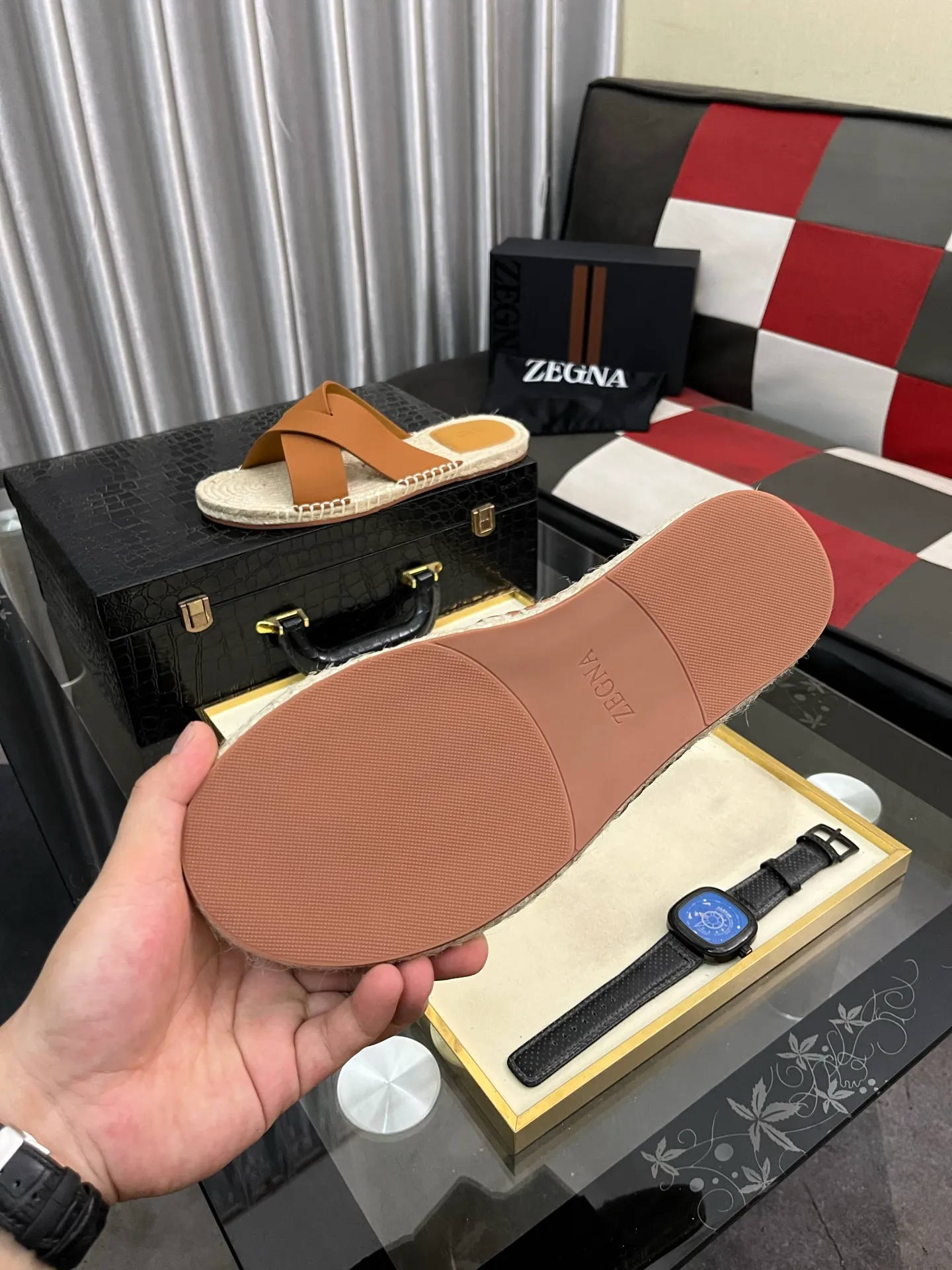 Men's shoes 💰320⌚️⌚️《HERMES》Hermès 💁♂️Men's casual slippers, compare the quality at the counter🧚🏿♂️ The upper layer has a stone pattern with clear texture, showing high-end, high-end, comfortable to wear and versatile. Purely hand-pulled, raw rubber breathable outsole, breathable and comfortable lambskin lining, 100% comfortable density, original rubber outsole wear-resistant code number 38-44. Can be customized 45-46-47